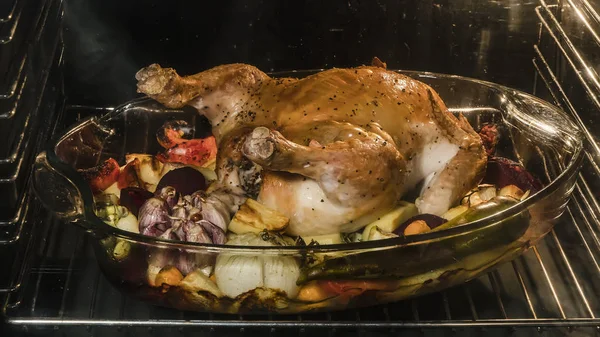 Pollo arrosto con verdure nel forno di casa — Foto Stock