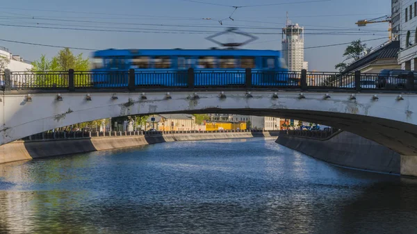 Kambur destekli köprüde şehrin kanalını geçen insanlar — Stok fotoğraf