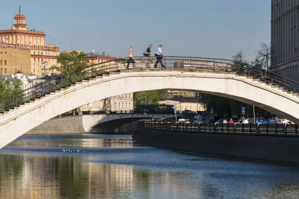 Kambur destekli köprüde şehrin kanalını geçen insanlar — Stok fotoğraf