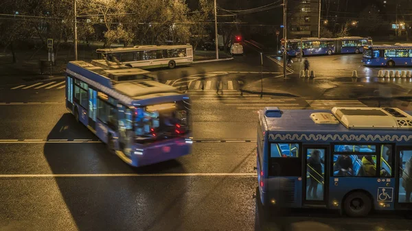 Passagiers wachten en instappen bussen op het busstation — Stockfoto