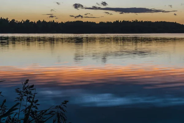 Θέα στο ηλιοβασίλεμα της λίμνης του δάσους — Φωτογραφία Αρχείου