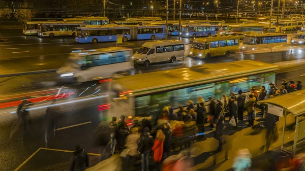 Passageiros que esperam e embarcam ônibus no terminal de ônibus — Fotografia de Stock