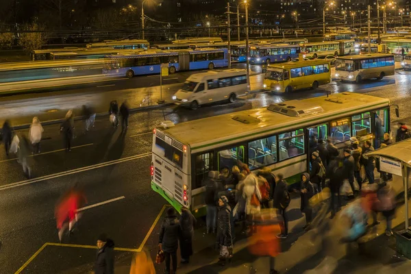 Passageiros que esperam e embarcam ônibus no terminal de ônibus — Fotografia de Stock