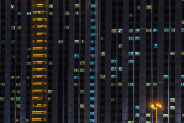 Osvětlená okna hotelu — Stock fotografie