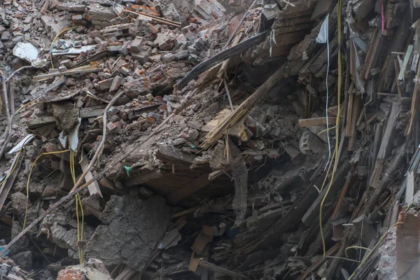 L'épave et le squelette d'un vieux bâtiment détruit à ma — Photo