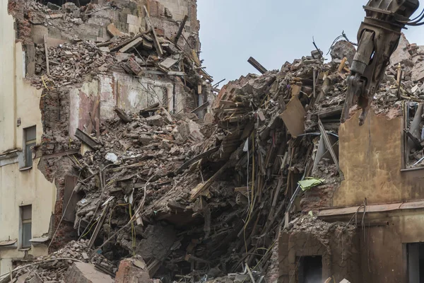 Demolition of a multi-storey building with hydraulic shears, for — Stock Photo, Image