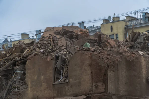 A roncsok és a csontváz egy régi épület megsemmisült ma — Stock Fotó