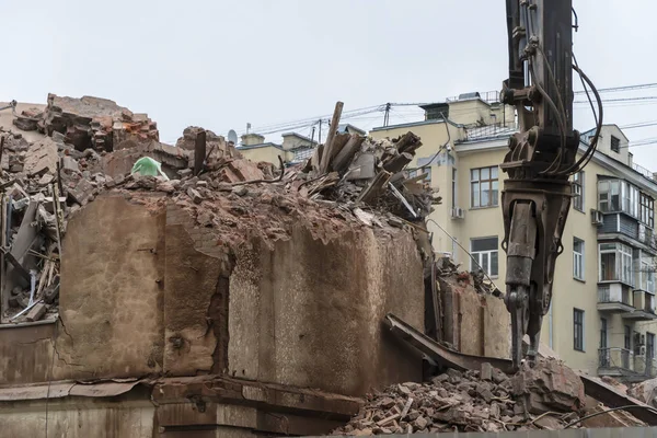 Знесення багатоповерхового будинку з гідравлічними ножицями, для — стокове фото