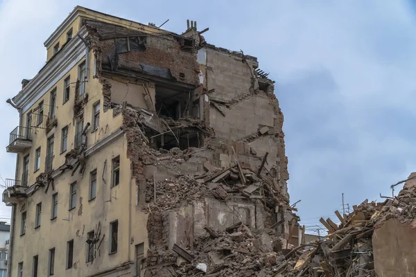 Os destroços e o esqueleto de um antigo edifício destruído por ma — Fotografia de Stock