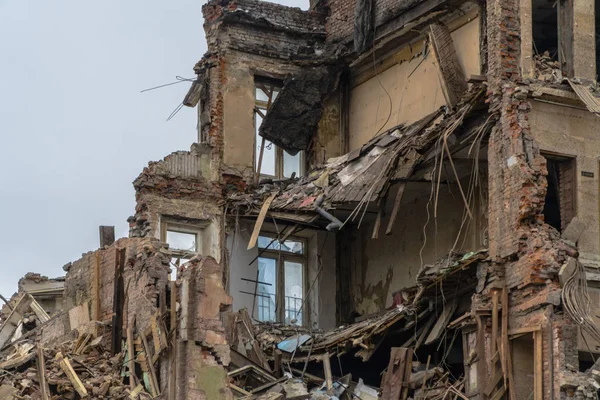 The wreckage and the skeleton of an old building destroyed to ma — Stock Photo, Image