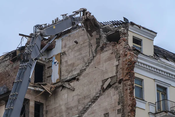 Demolition of a multi-storey building with hydraulic shears, for — Stock Photo, Image