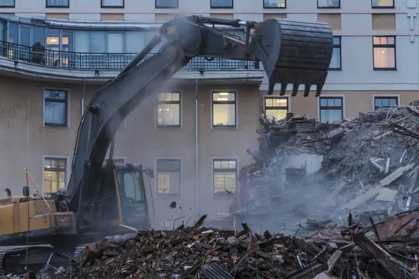 Escavadeira trabalhando nos destroços do edifício , — Fotografia de Stock