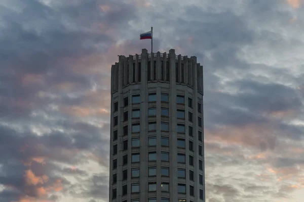 Bandeira do Estado da Federação Russa sobre a Casa dos Governantes — Fotografia de Stock