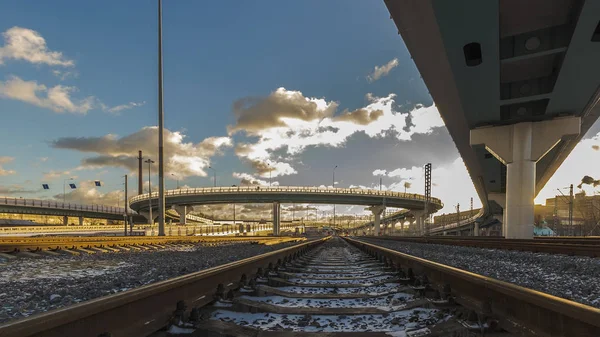 Opuštěné železniční tratě vedoucí k obzoru a protínající — Stock fotografie