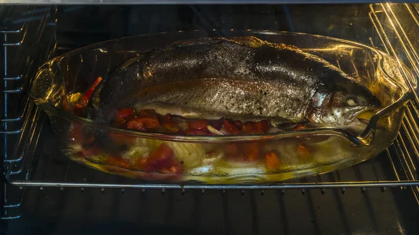 Cucina di pesce e verdure nel forno di cottura — Foto Stock