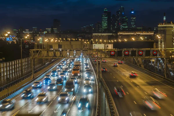 kentsel cadde ve yol kavşağında gece trafik sıkışıklığı