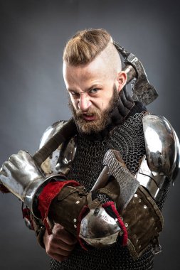 Baltalı Ortaçağ savaşçısı çılgın Viking.