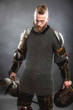 Ortaçağ savaşçı çılgın Viking baltaile düşman saldırır. Kavram tarihi fotoğraf