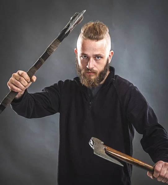 Mittelalterlicher Krieger Berserker Wikinger mit Äxten greift Feind an. — Stockfoto