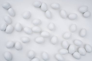 Beyaz arka plan üzerinde izole beyaz tıbbi ilaçlar