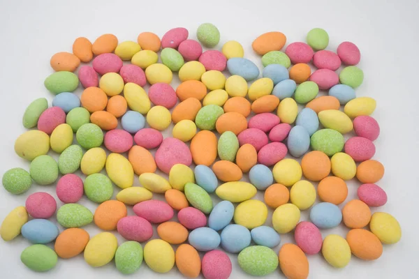 Caramelle di cioccolato colorate isolate su sfondo bianco — Foto Stock
