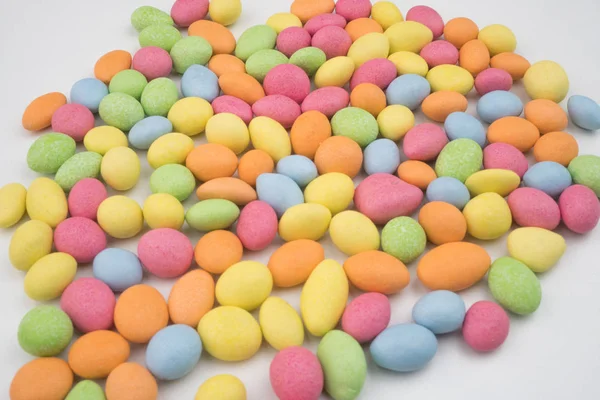 Kleine bunte Schokoladenbonbons auf weißem Hintergrund — Stockfoto