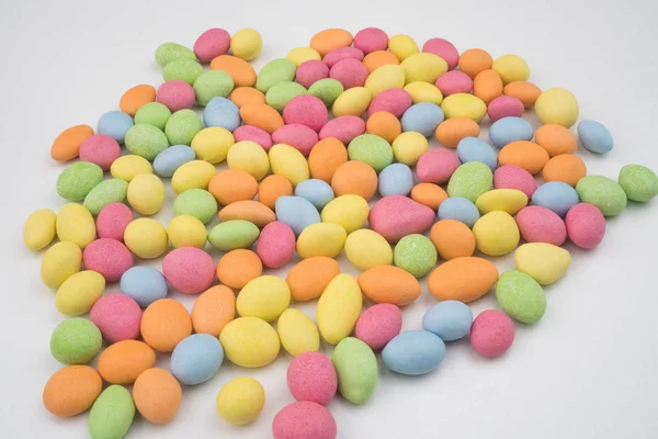 Маленькі барвисті шоколадні цукерки на білому тлі — стокове фото