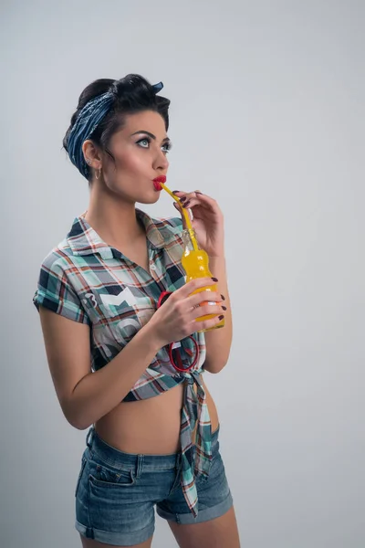 Una chica hermosa bebe un refresco. Estilo pin up. Moda . —  Fotos de Stock