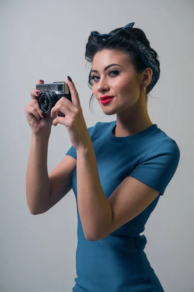 Sexy dívka v pin-up stylu dělá fotografii na retro fotoaparát — Stock fotografie