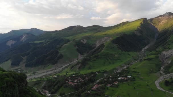 Fotografía aérea. Hermoso paisaje del bosque y las montañas desde la altura del vuelo de las aves. 4K — Vídeos de Stock