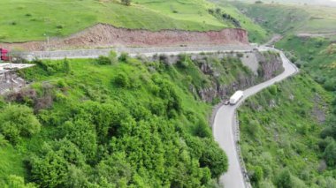 Yeşil bir kuş bakışı görünüme dağlı tarafından çevrili bir driveway. 4k