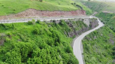 Yeşil bir kuş bakışı görünüme dağlı tarafından çevrili bir driveway. 4k