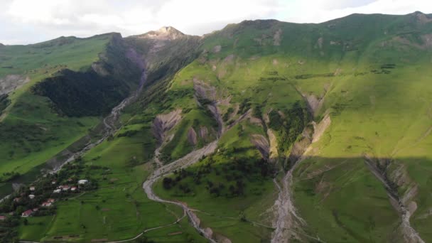 Belle vue sur le coucher du soleil dans les montagnes à partir d'une vue des oiseaux. Photographie aérienne. 4k — Video