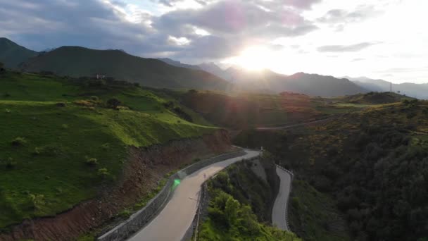 El sol se sienta detrás de una colina de gran altura desde la vista de un pájaro. 4K — Vídeos de Stock