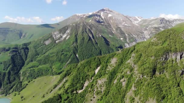 壮观的森林丘陵景观视频拍摄与直升机。鸟瞰。4k — 图库视频影像