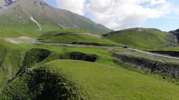 Vol aérien sur la route avec des voitures entourées de collines de Géorgie. 4k — Video