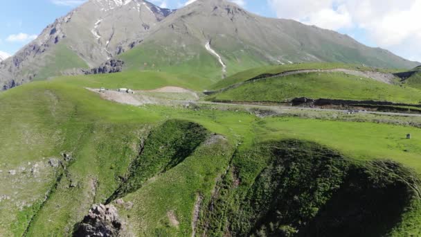 Vol aérien sur la route avec des voitures entourées de collines de Géorgie. 4k — Video