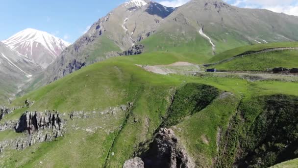 Удивительный пейзаж лесных холмов видео съёмки с Коптером. Вид с воздуха. 4K — стоковое видео