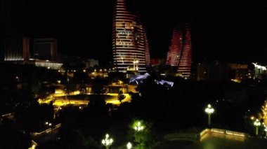 Işıklı gece şehrin hava fotoğrafçılığı. 4k