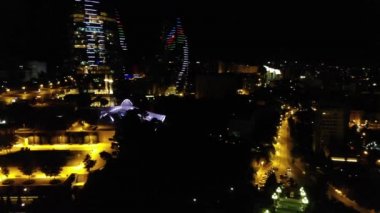 Işıklı gece şehrin hava fotoğrafçılığı. 4k