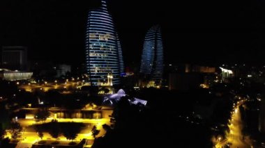 Işıklı gece şehrin hava fotoğrafçılığı. 4k