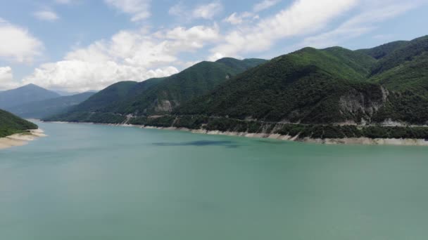 Аэрофотосъемка голубой лагуны в окружении зеленых холмов, красивого ясного неба. 4k — стоковое видео