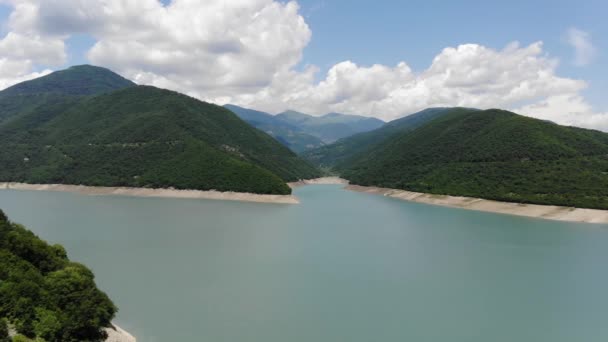Photographie aérienne d'un lagon bleu entouré de collines verdoyantes, un beau ciel clair. 4k — Video