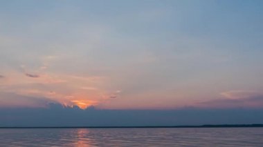 Ufukta güzel günbatımı manzara denizde yansıtıyordu. Zaman atlamalı. 4k