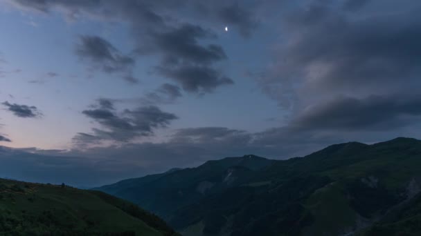 4k Passando da noite para o dia.Bela paisagem, o amanhecer nas montanhas.lapso de tempo — Vídeo de Stock