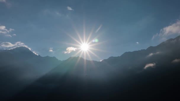 4k Matahari bersinar terang di atas pegunungan di langit berawan. Waktu jeda — Stok Video