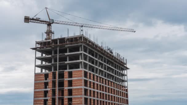 Bouw van een hoogbouw-gebouw gedurende de dag. Time-lapse 4k — Stockvideo