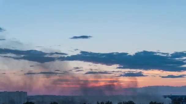 4k Hermosa puesta de sol sobre la ciudad con nubes flotantes en el cielo. Tipo de tiempo — Vídeos de Stock