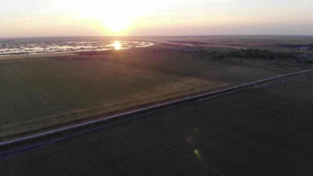 Flug Einer Luftkamera Über Ein Ländliches Gebiet Entlang Einer Landstraße — Stockvideo