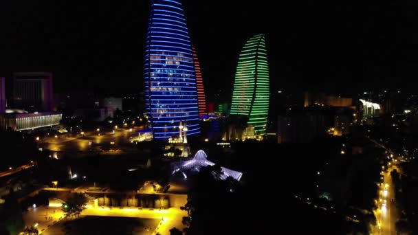 4k Edificios de gran altura que brillan por la noche. Vista aérea — Vídeo de stock